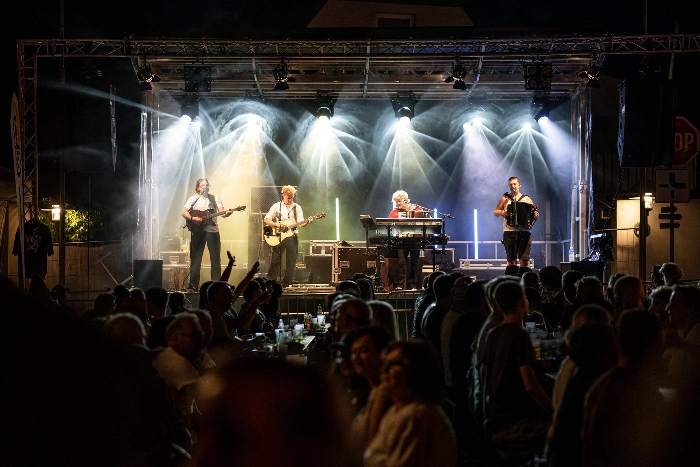 Bühne bei Nacht auf dem Schlossplatz Trabelsdorf