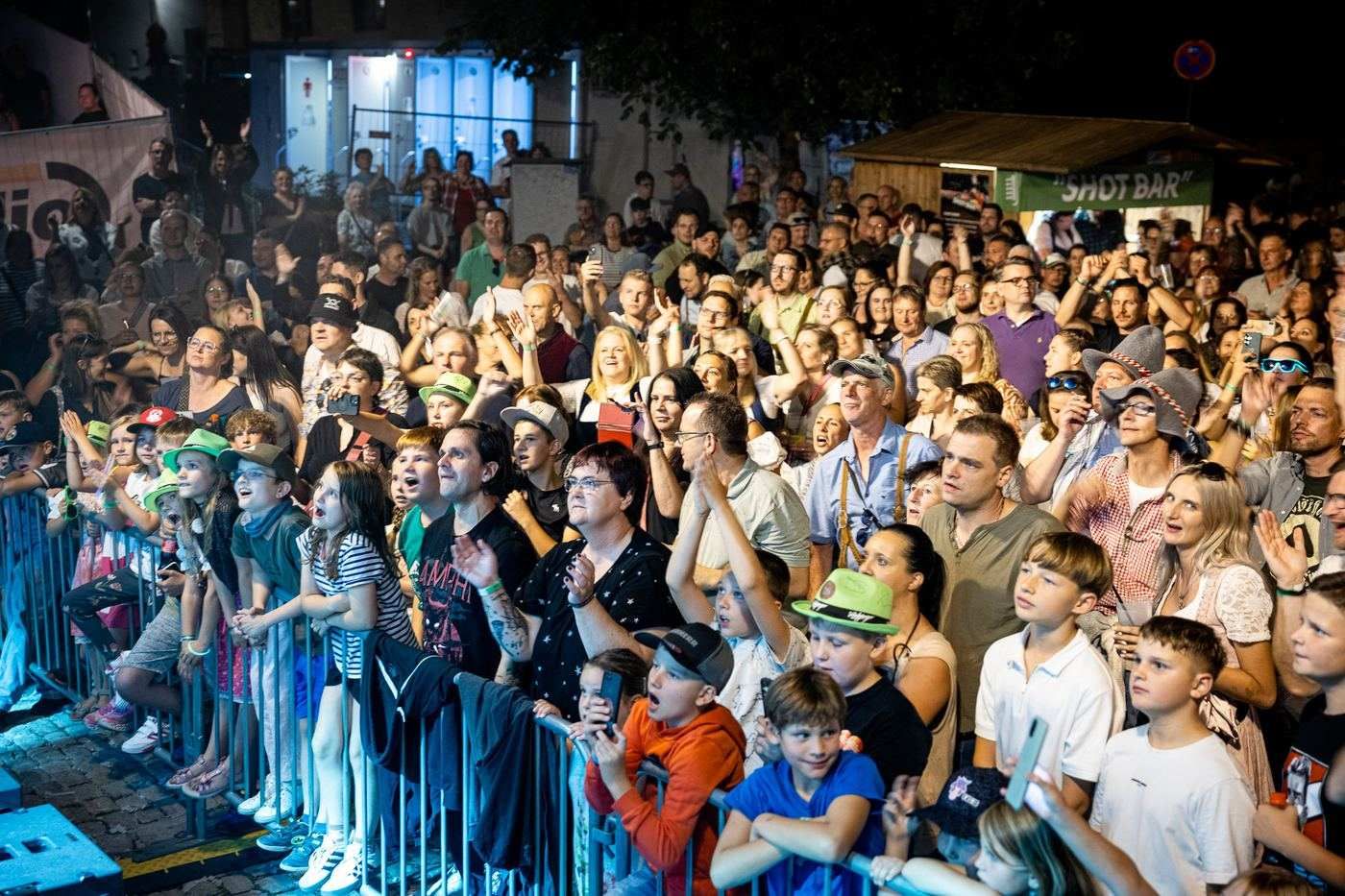 Publikum am Abend auf dem Schlossplatz Trabelsdorf