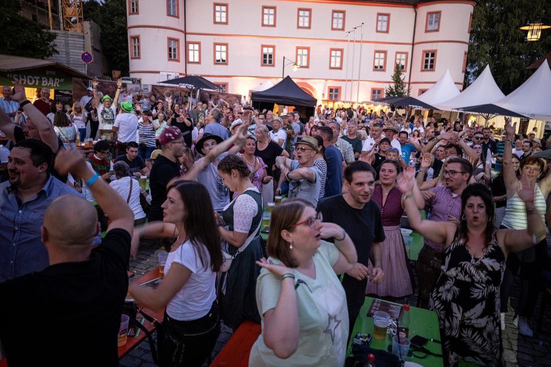 Publikum auf dem Schlossplatz Trabelsdorf