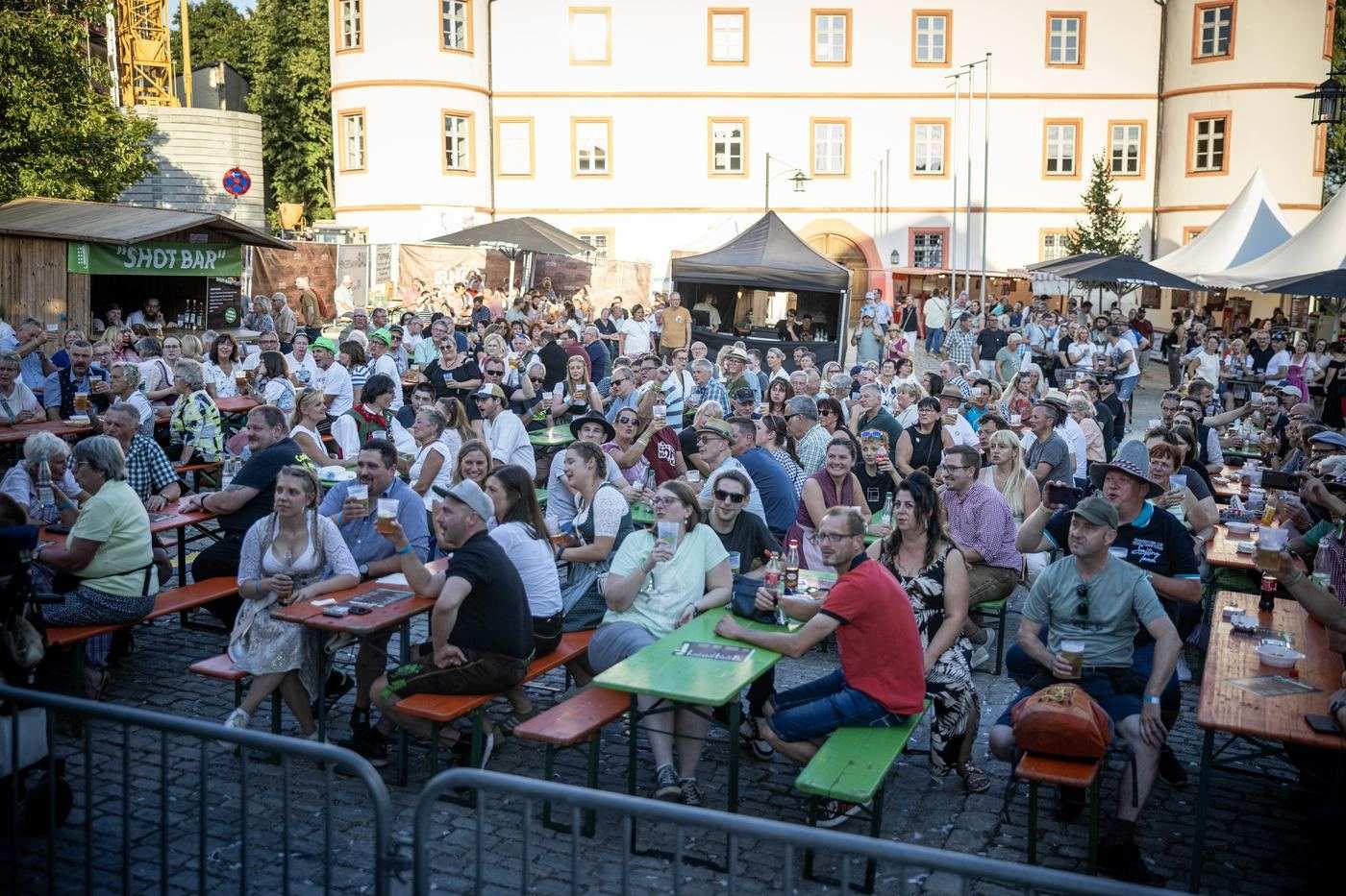 Schlossplatz Trabelsdorf am Festivaltag
