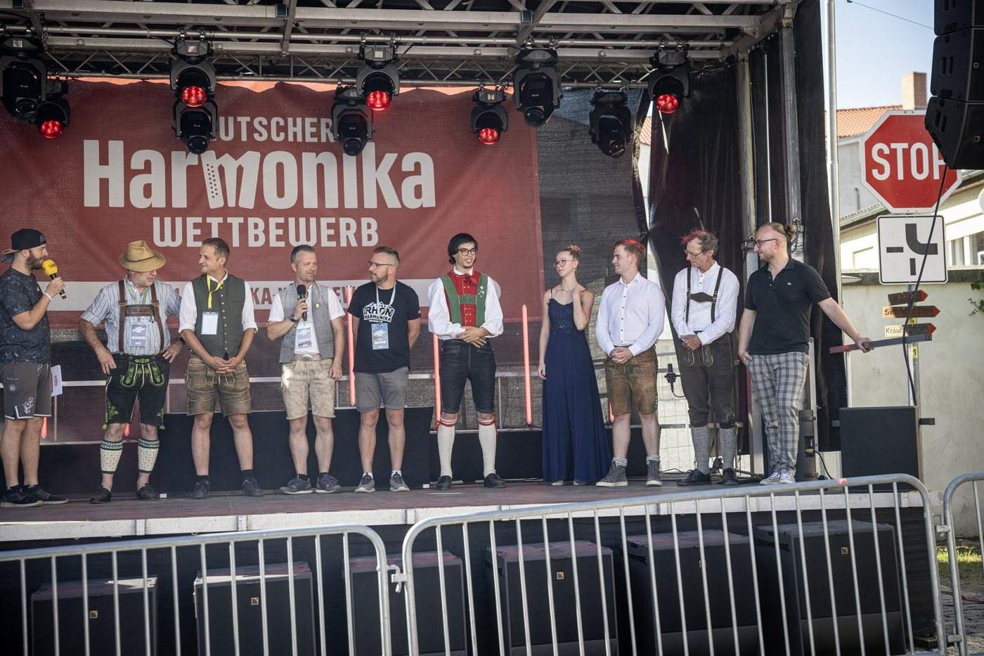 Die Finalisten des Deutschen Harmonikawettbewerbs 2025 auf der Bühne